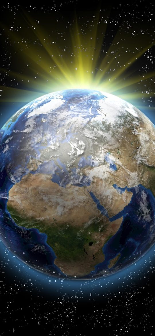 天气地图 App 主地图界面截图，深色底图上叠加蓝绿色降水回波色块与城市标签，底部露出时间轴滑块，画面呈现清晰的地图层次感